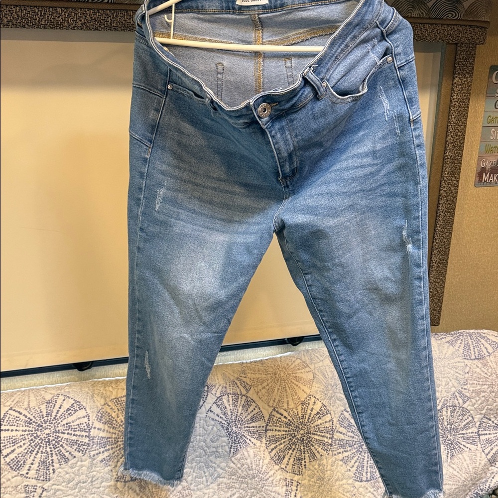 Stylish Light Blue Cropped Jeans